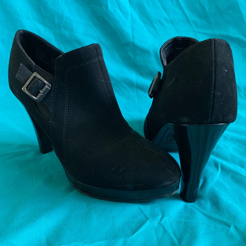 Fioni Black Suede Heels: size 8